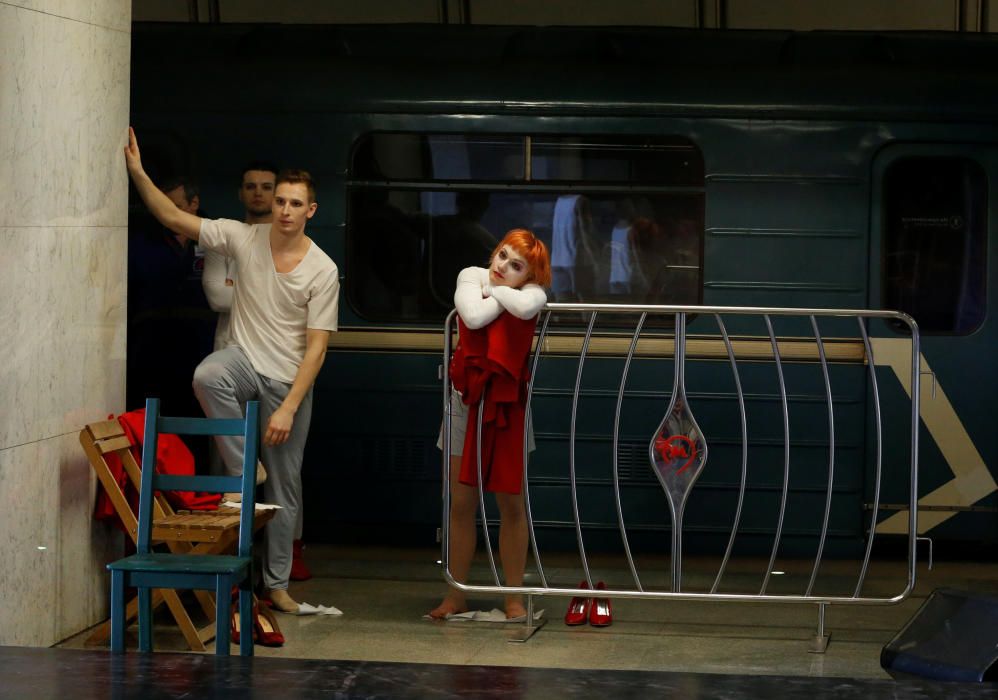 Ballarins del Ballet del teatre de Moscou entre bastidors a l'estació de metro Dostoyevskaya