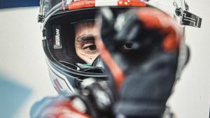 Alex Rins se ajusta los guantes en la parrilla de MotoGP.