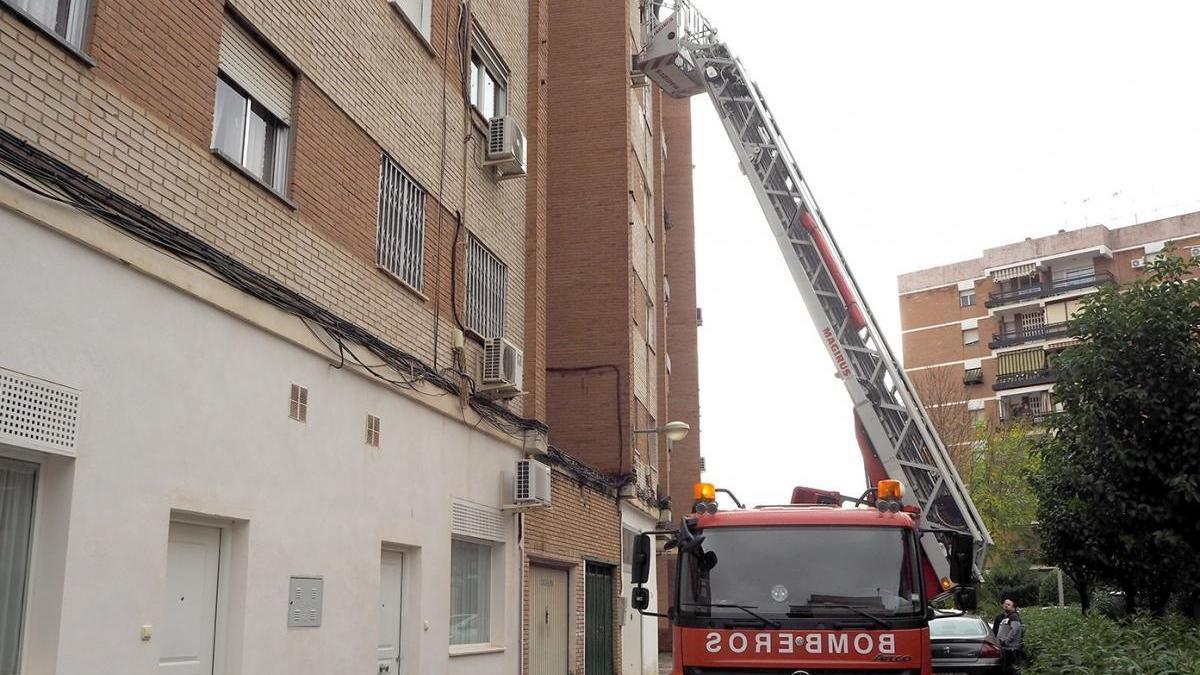 Una persona pide ayuda a los bomberos para salir de una habitación de su casa en Mirabueno