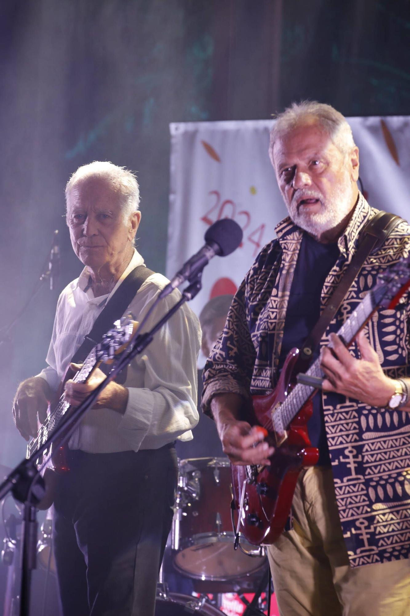 El grupo gijonés "Plana Mayor" abre los conciertos del Jardín Botánico (en imágenes)