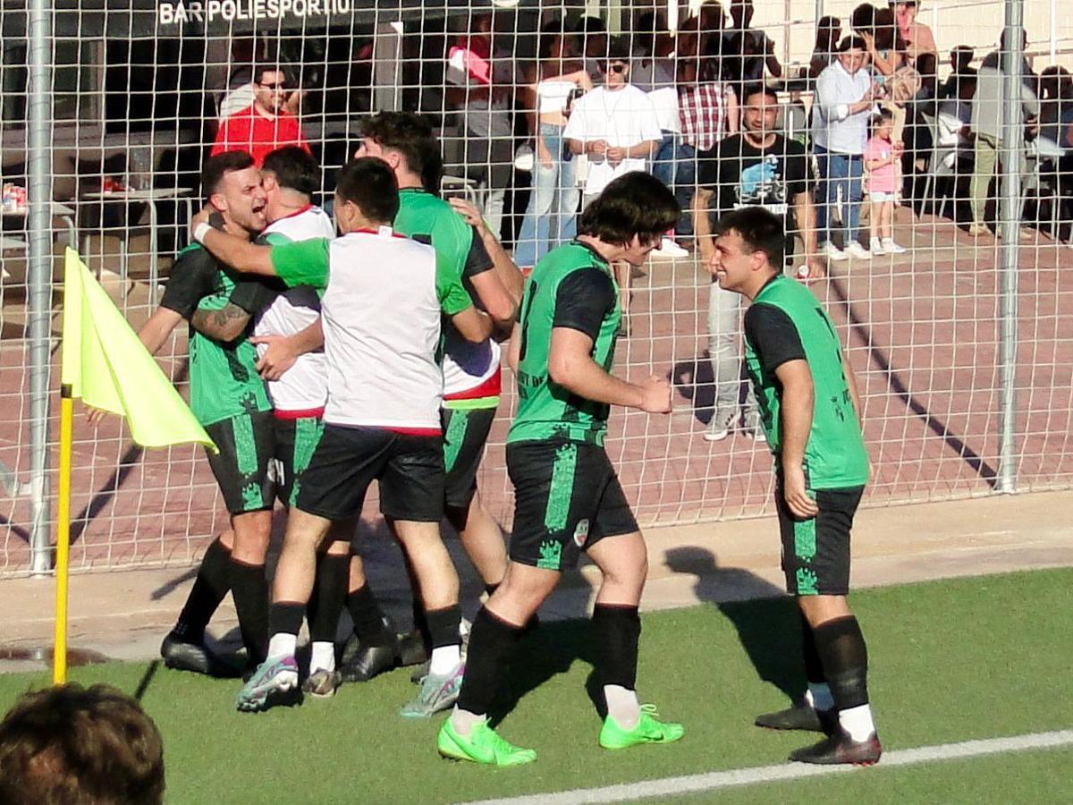 Los jugadores del Daimús CF festejan el gol de Álvaro