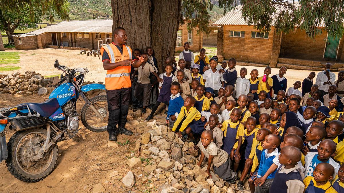 Una de las motos de Two Wheels For Life, en un poblado de Losotho