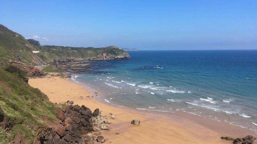 Evacuado al hospital tras lesionarse en la cadera en la playa de El Tranqueru (Carreño)