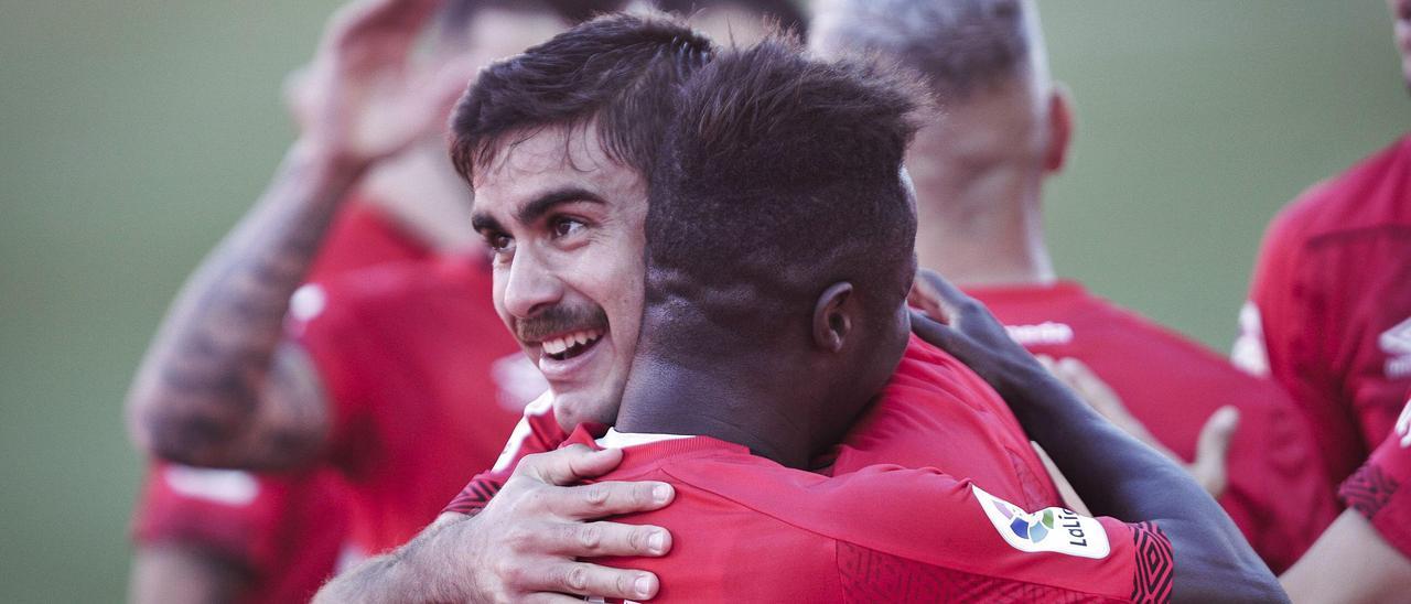 Abdón se abraza con Amath tras marcar ante el Mirandés.