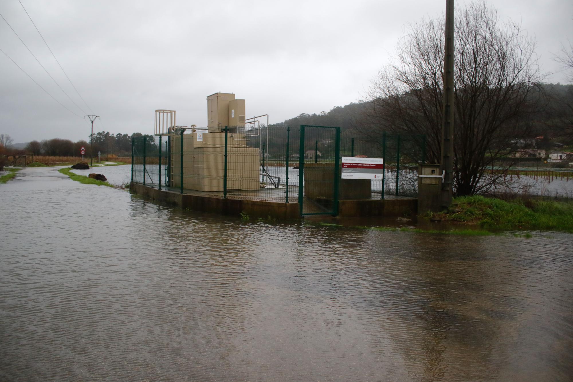 Río Umia desbordado en Meis.