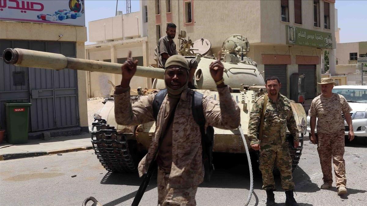 Combatientes leales al Gobierno apoyado por la ONU en Libia celebran el avance de este sábado.
