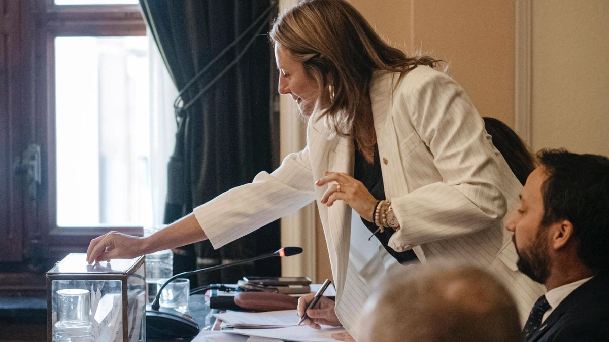 Momento de la votación por parte de la alcaldesa de Castelló, Begoña Carrasco.