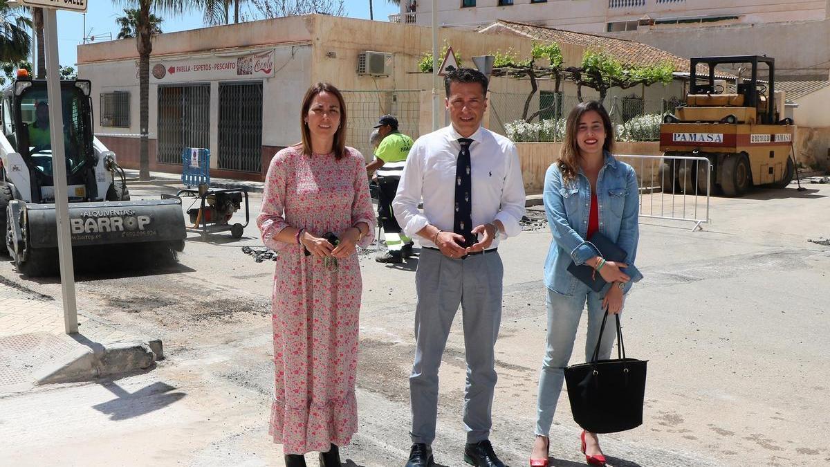 Paula Moreno, Óscar Medina y María de los Ángeles Ruiz supervisan el nuevo plan de asfaltado en El Morche.