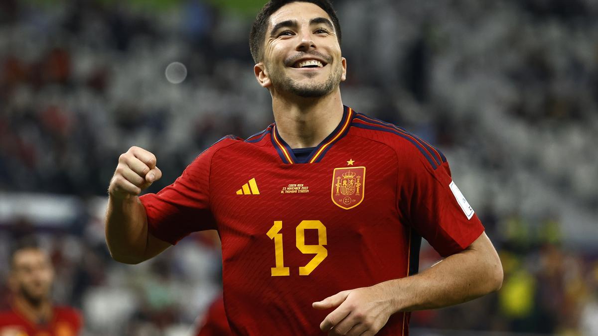Carlos Soler celebra su gol, el sexto de España contra Costa Rica