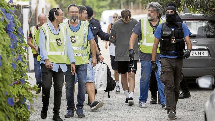 Agentes del EDOA de la Guardia Civil trasladan a uno de los detenidos ayer en Eivissa.