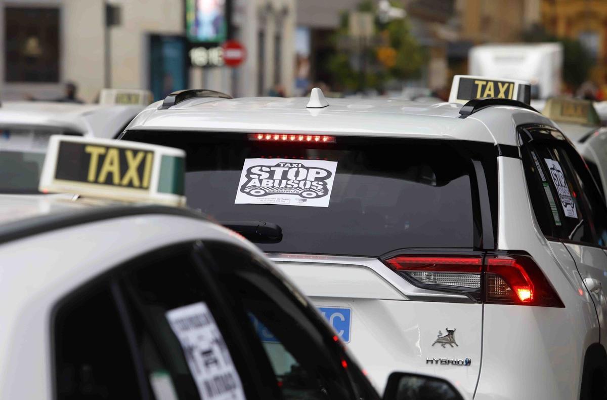 Taxis en la Alameda Principal de Málaga.