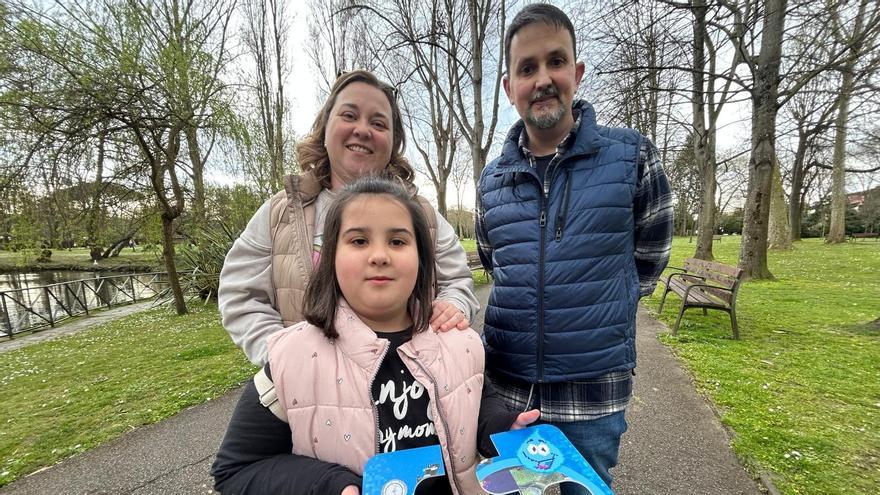 Iris García Fernández junto a sus padres, Sandra y Noé.