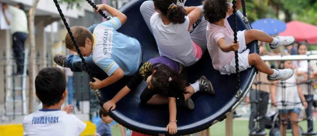 Niños jugando en un parque infantil en Marín. // G. Santos