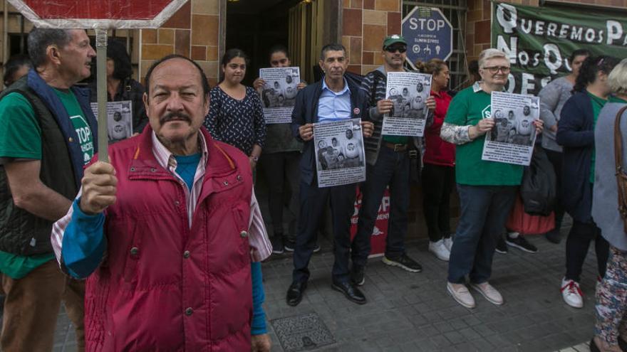 Desahucio paralizado por la plataforma en el barrio de Carrús.