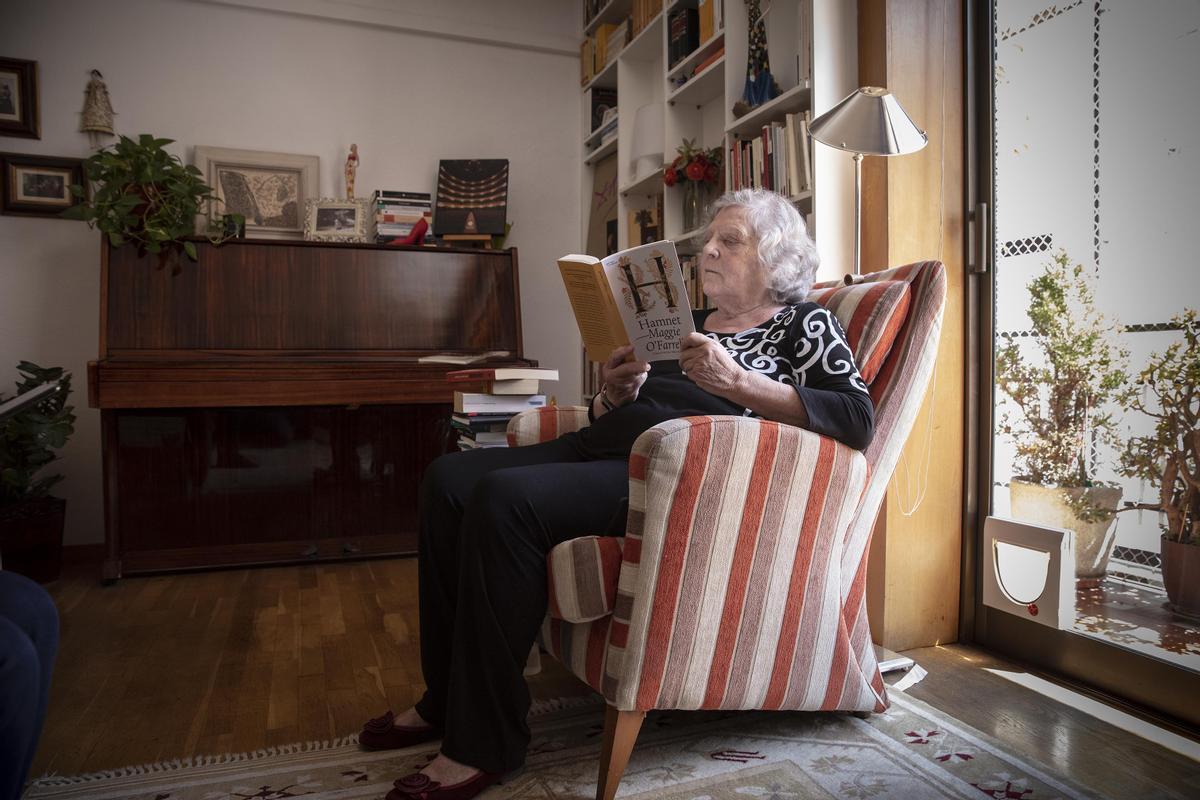 Júlia Galisteo, leyendo en su casa.
