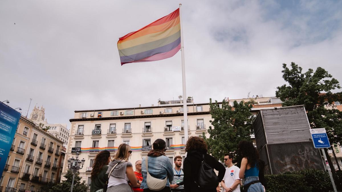 Asistentes a uno de los recorridos de Inclusive Tours LGTBI+, que se organizan en Madrid de manera gratuita.