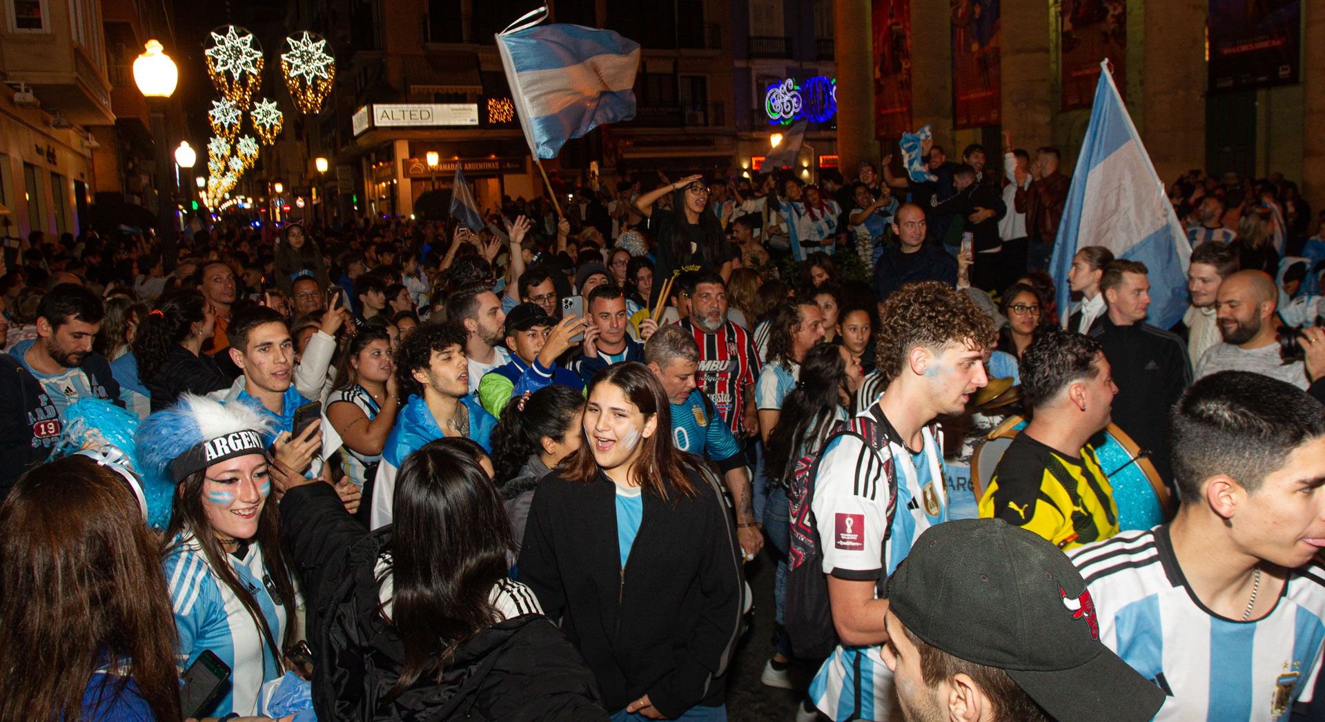 Aficionados argentinos celebran la victoria de su selección en las calles de Alicante