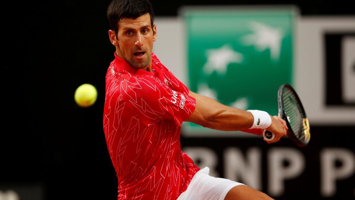 Djokovic golpea de revés.