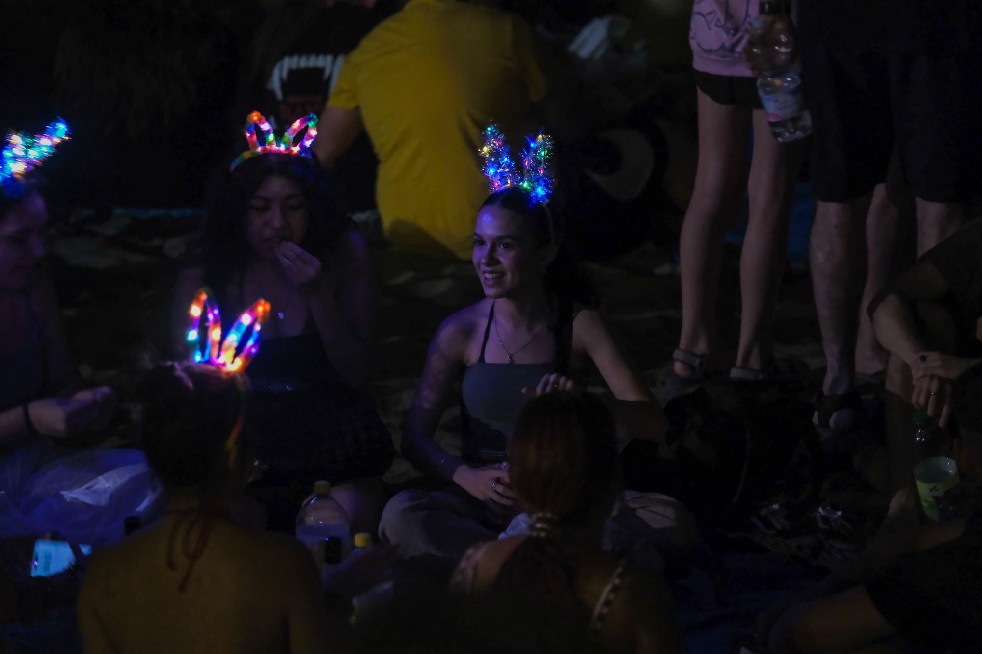 Málaga celebra una noche de San Juan llenando las playas de hogueras y fiesta