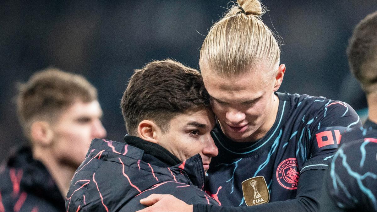Julián y Erling se funden en un abrazo tras el partido ante el Copenhaguen