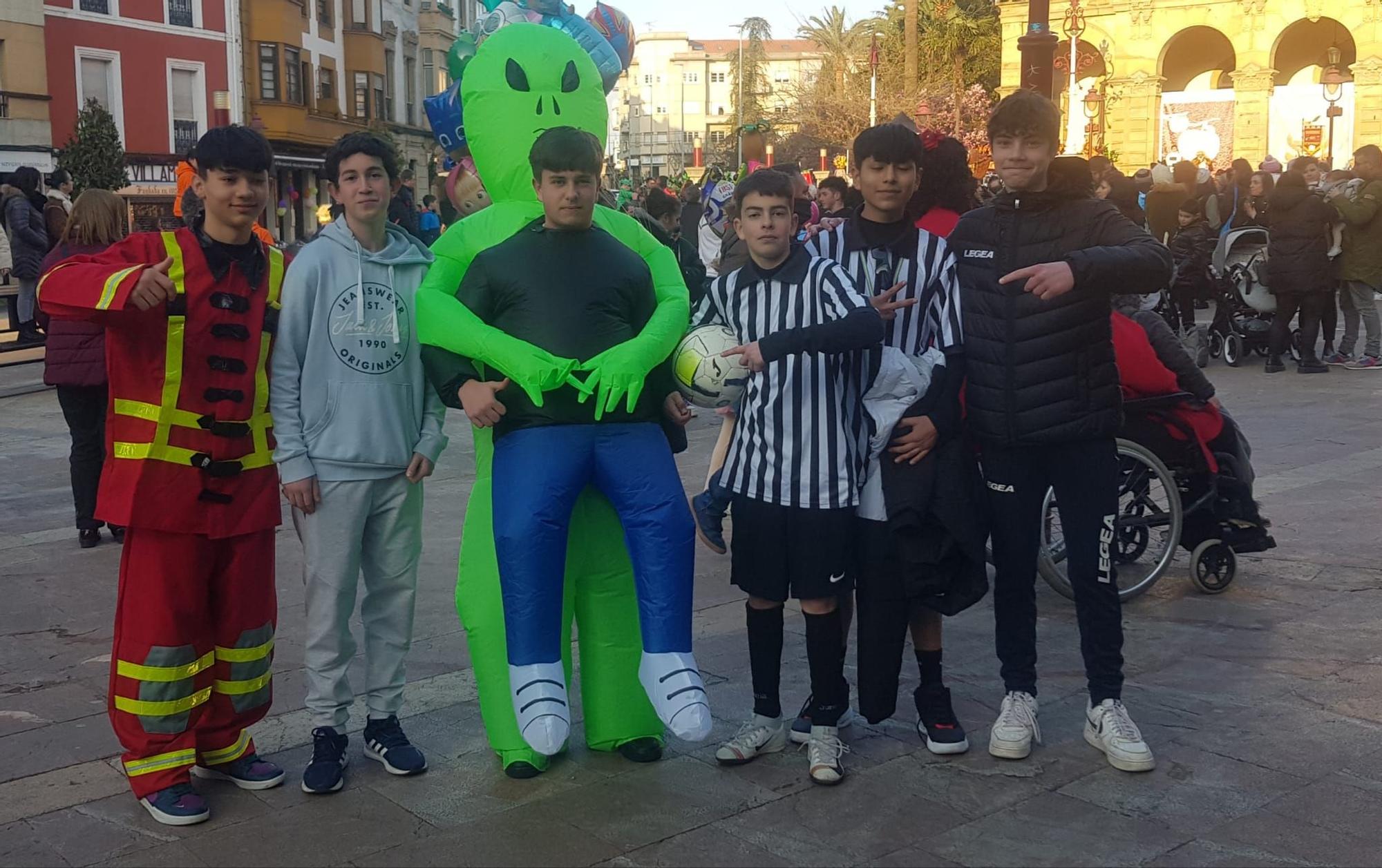 Villaviciosa pinta el mejor Carnaval: explosión de colorido en la cita más multitudinaria de los últimos años