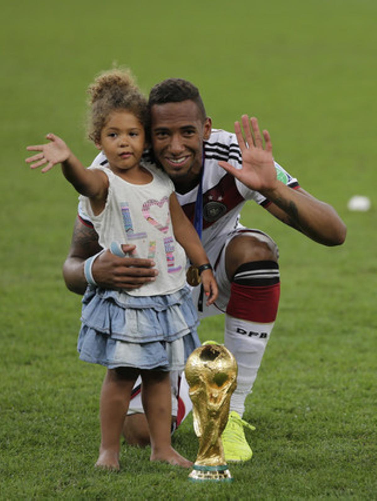 Jermome Boateng, amb la seva filla, a la gespa de Maracaná.