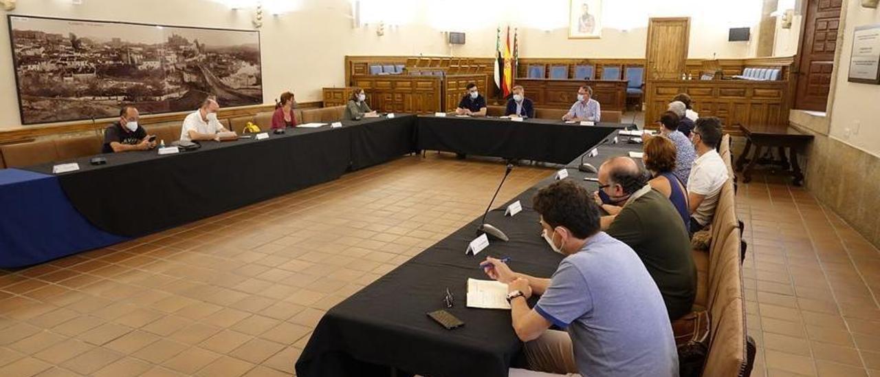 Directores de colegios públicos de Plasencia, que tienen el servicio de limpieza prorrogado.