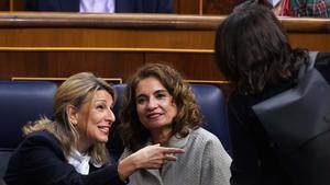 Yolanda Diaz y Maria Jesus Montero durante el Pleno del Congreso celebrado esta mañana.