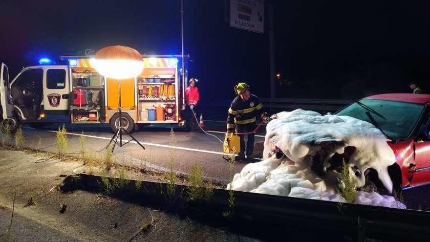 Efectivos de Emergencias de Vilagarcía con el coche siniestrado. // Cedida