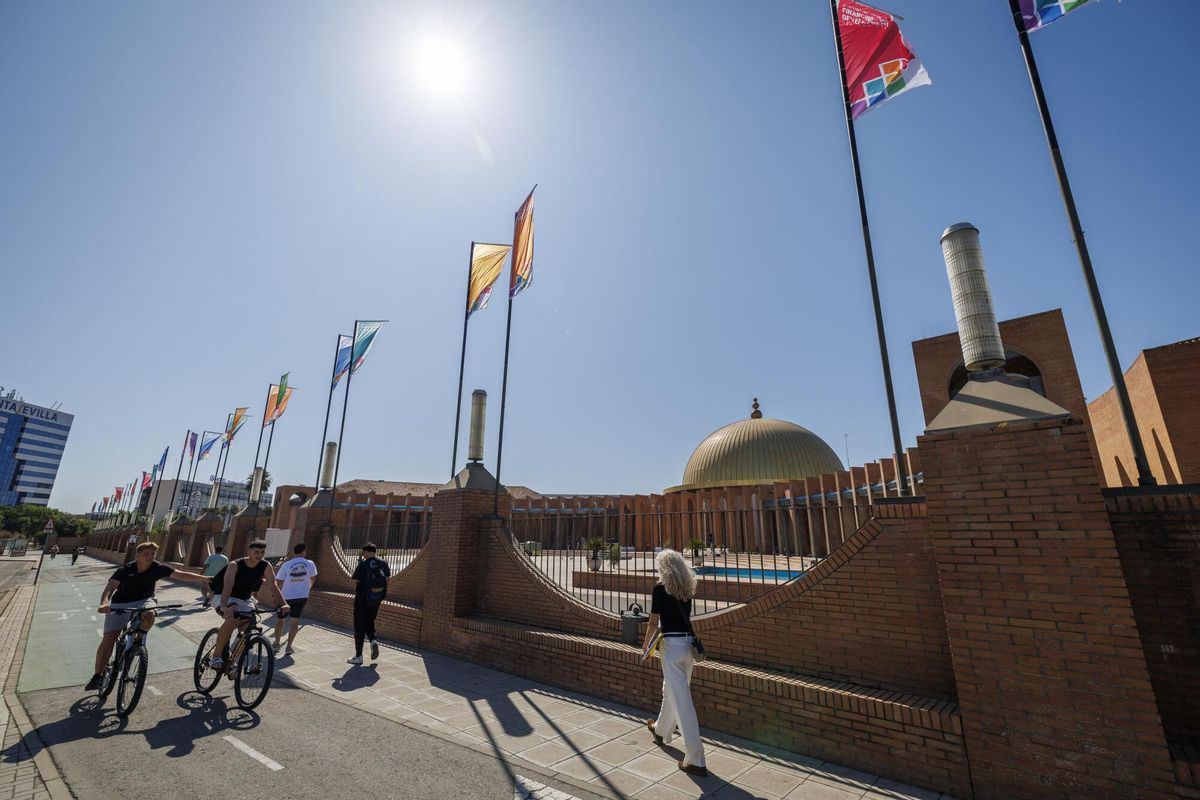 Ciclistas y viandantes pasan junto al Palacio de Congresos FIBES de Sevilla este viernes. La IV Conferencia Internacional sobre Financiación para el Desarrollo (FFD4), que acogerá Sevilla a partir del próximo lunes hasta el 3 de julio, se suma a las grandes citas de relevancia mundial, como la Exposición Iberoamericana de 1929 o la Expo'92, que la capital de Andalucía ha albergado a lo largo de su historia. EFE/ Julio Muñoz. Sustituye y añade fotos