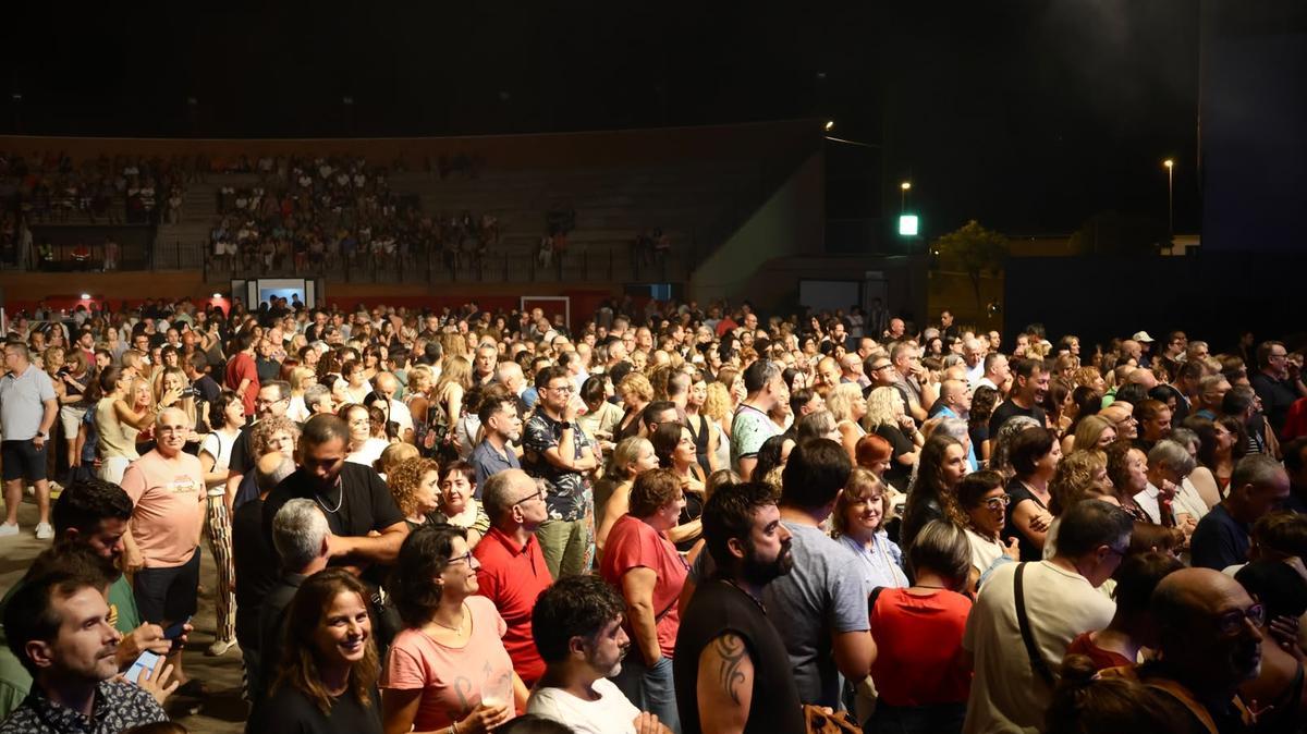 Miles de personas disfrutando de Ana Torroja