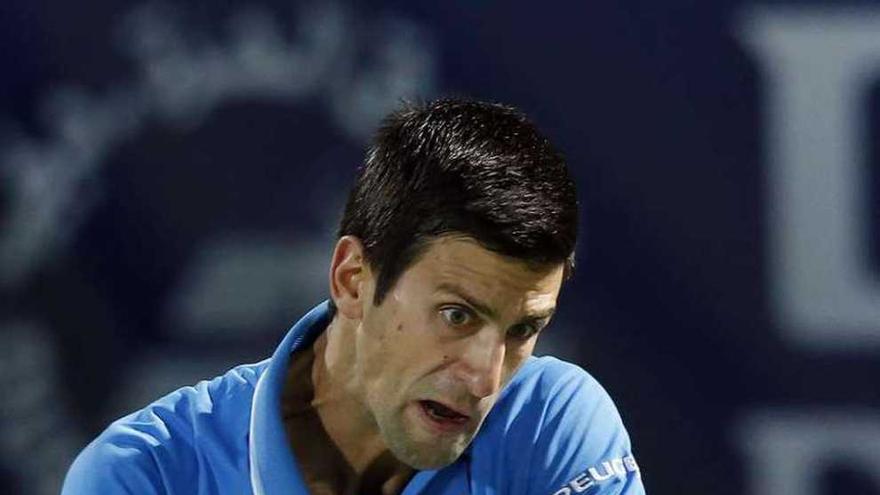 Novak Djokovic, en su partido de ayer en el torneo de Dubái.