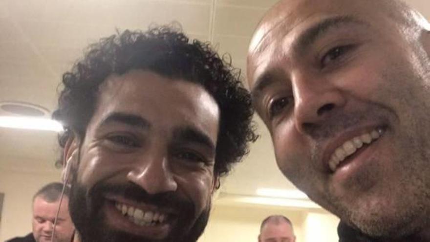 Salah y Pons, tras un partido con el Liverpool.