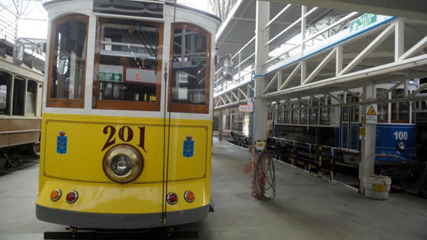 Tranvías aparcados en cocheras.