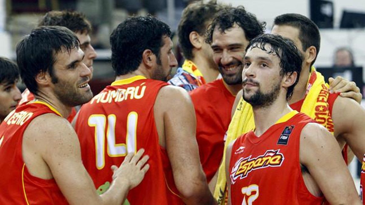 Els jugadors de la selecció espanyola de bàsquet (d’esquerra a dreta) Fernando San Emeterio, Àlex Mumbrú, Jorge Garbajosa i Sergio Llull, després d’imposar-se per 57-91 davant el Líban en el partit del grup D del Mundial de bàsquet.