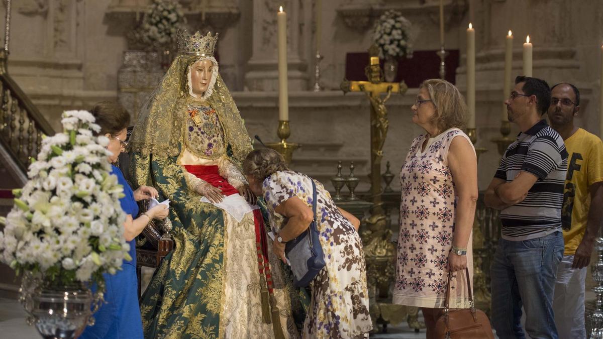 La imagen de la Virgen de los Reyes durante un besamanos en la Capilla Real.