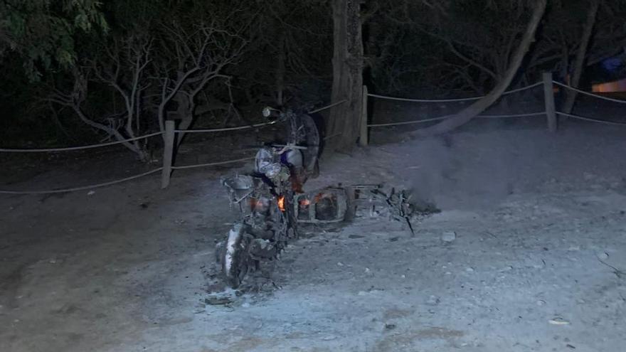 Policía Local y Guardia Civil sofocan un incendio de tres motos en Formentera