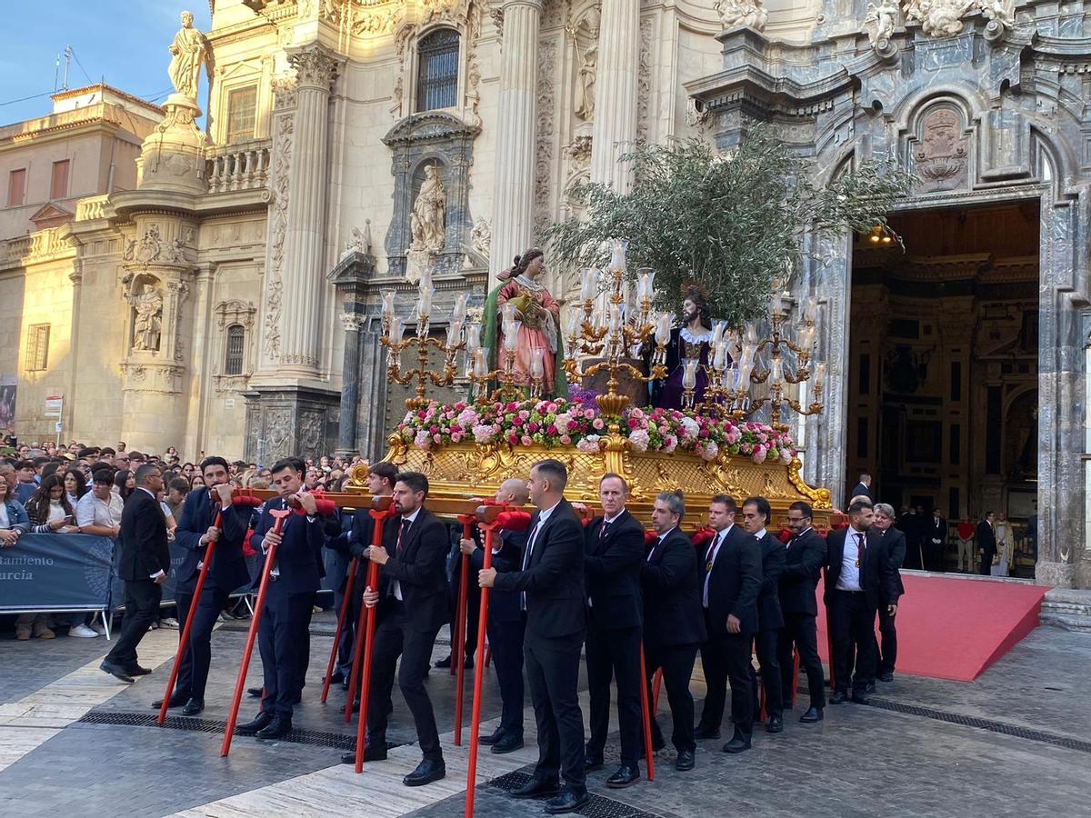 La Samaritana de Roque López sale de la Catedral en la Magna Procesión de Murcia