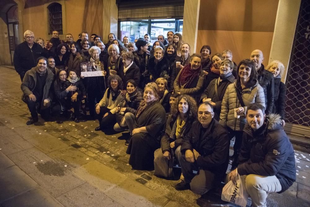 Festa sorpresa per homenatjar una comerciant que ha fet història a Manresa