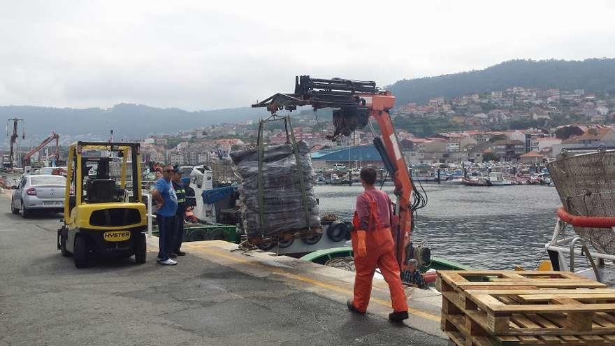 Un barco descarga ayer mejillón en el puerto de Bueu. // Santos Álvarez