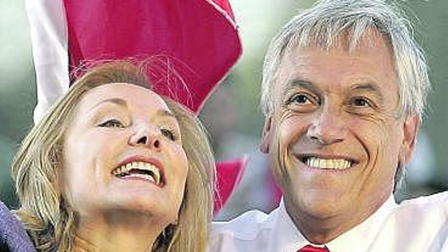 Piñera celebra el triunfo electoral junto a su esposa, Cecilia Morel.