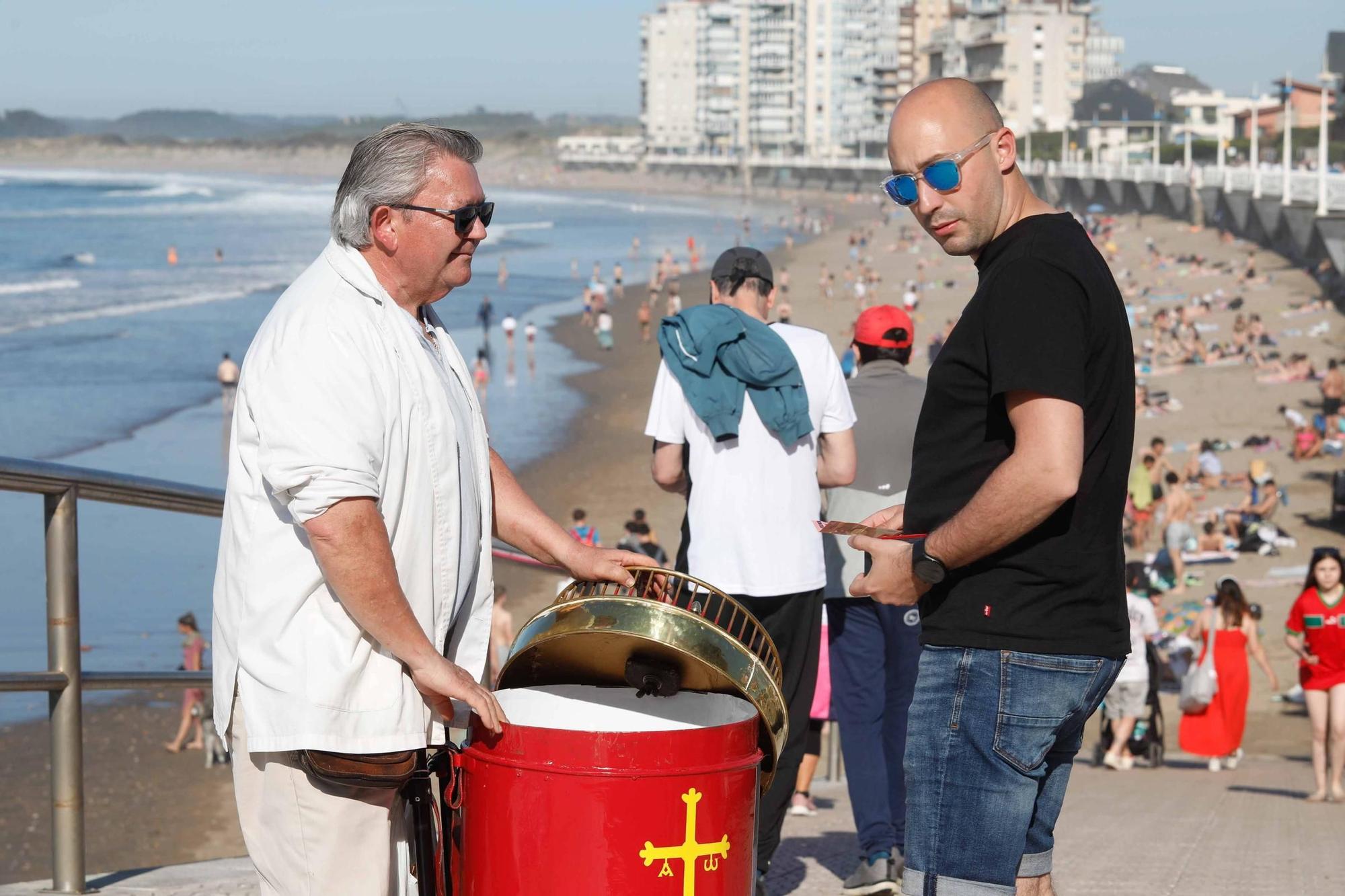 La primavera adquiere tintes veraniegos en Asturias: así fue la jornada de calor en Salinas