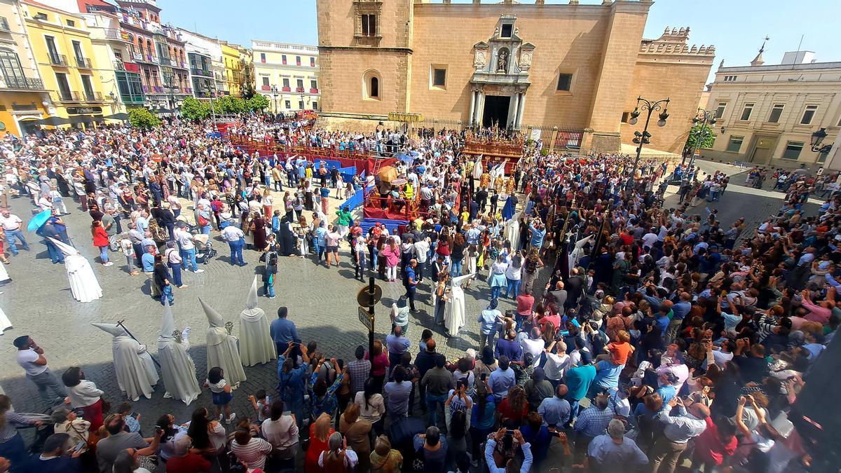 El público en la plaza de España.