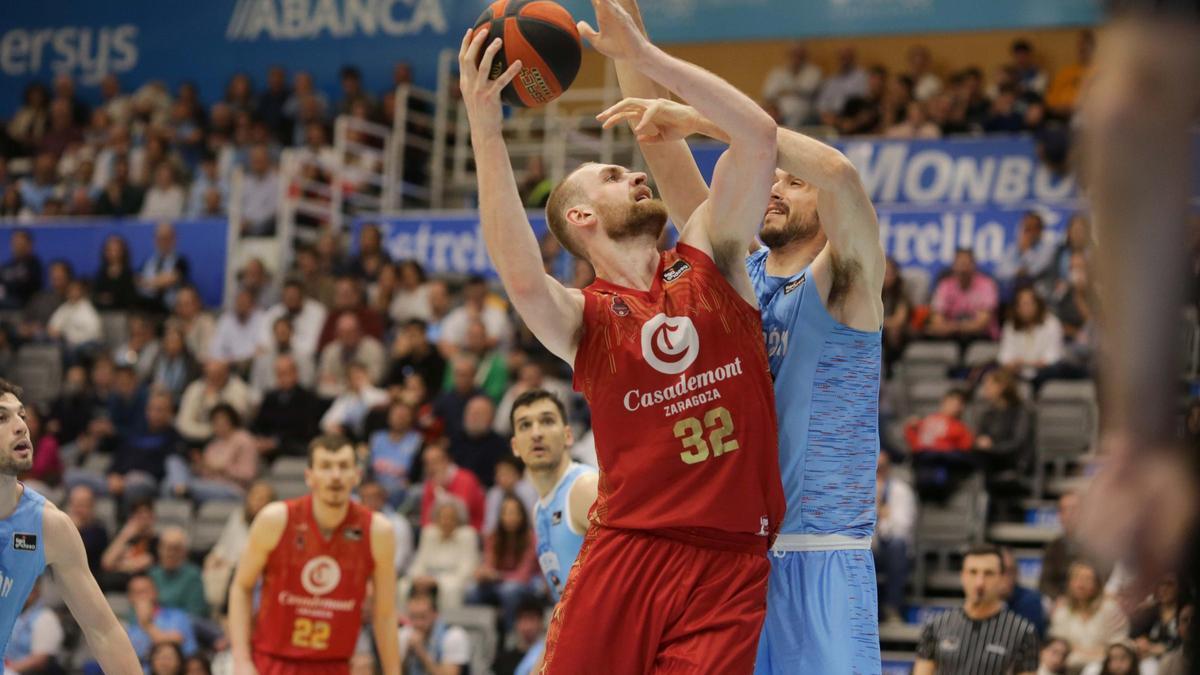 Tryggvi Hlinason ataca el aro en el partido disputado en Lugo ante el Río Breogán.