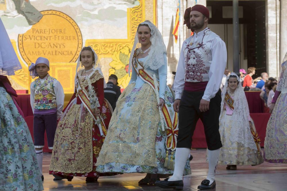 Desfile de las falleras mayores de las diferentes comisiones durante la procesión general de la Mare de Déu dels Desemparats.