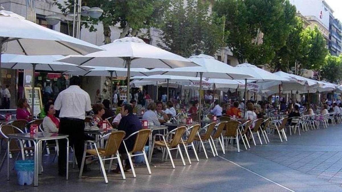Fila de veladores en una calle de Córdoba capital.