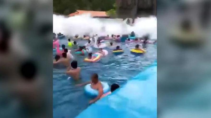 Una ola gigante en un parque acuático chino deja más de 40 heridos