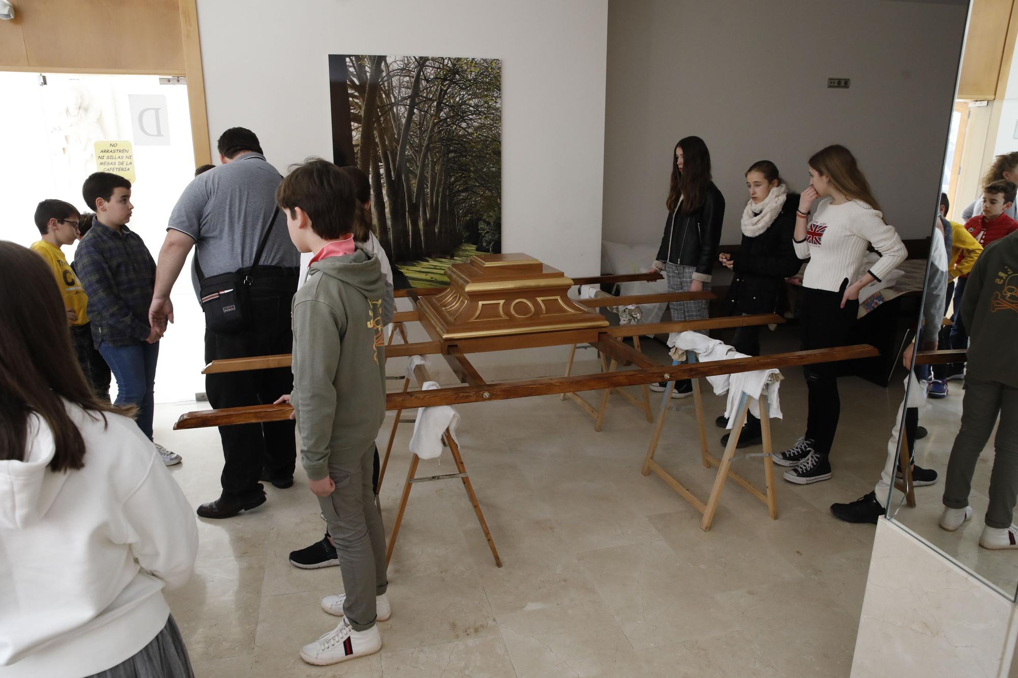 En imágenes: Ensayo de la Cofradía del Niño del Remedio para su procesión de Semana Santa