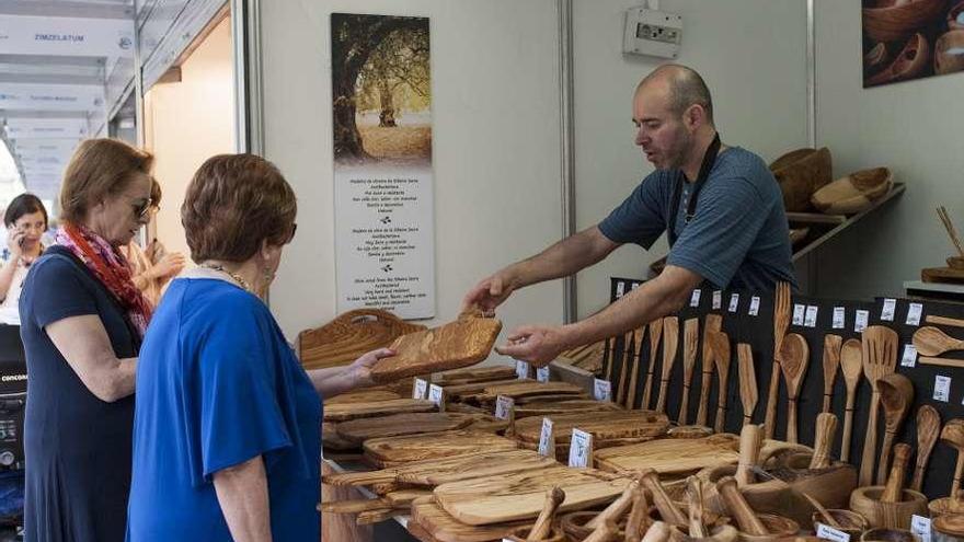 Los productos de madera forman parte de la amplia variedad artesana . // Brais Lorenzo