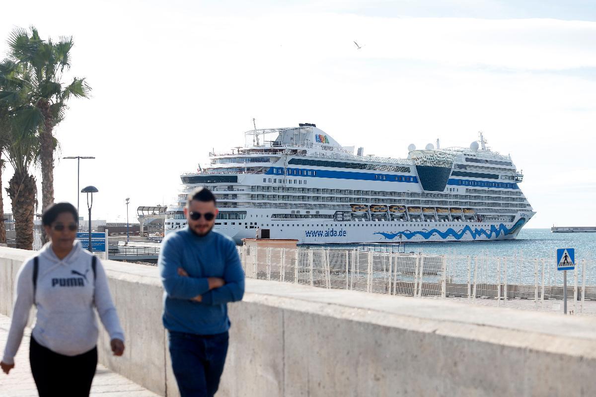 El tercer crucero está en el Puerto de la ciudad es el Aidastella